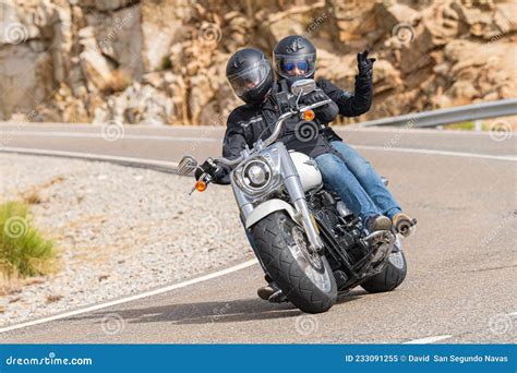 Motociclista Conduciendo Por La Carretera Mientras Toma Una Curva