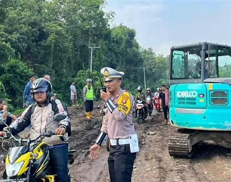 Satlantas Polres Katingan Bantu Evakuasi Truk Amblas Kalimantan Post