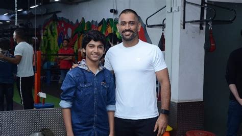 Dhoni meets the childhood version of him! | India Forums