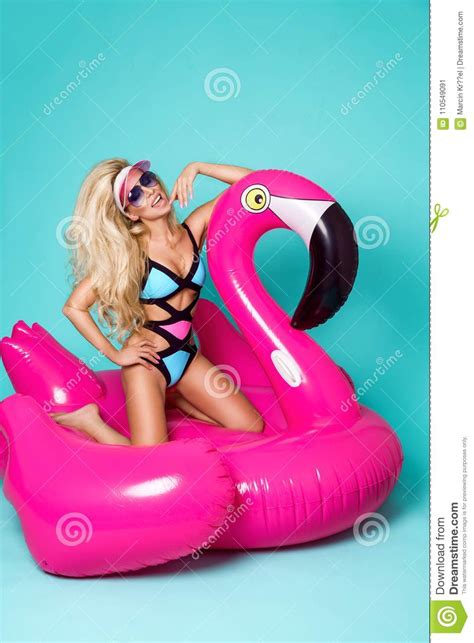 Modelo Rubio Atractivo Imponente En Un Bikini Colorido Mentiras En Un