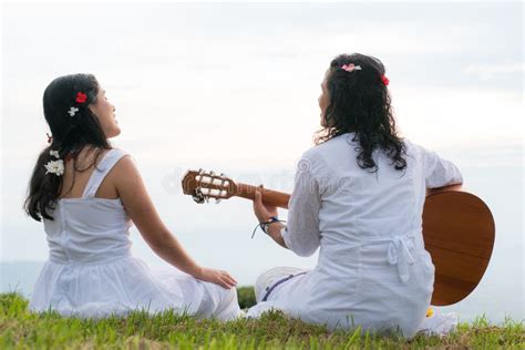 Mujeres Indígenas Con Instrumentos Cantando En La Naturaleza Imagen de