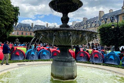 Fran A Cerca De Desabrigados Ocupam A Place Des Vosges Em Paris