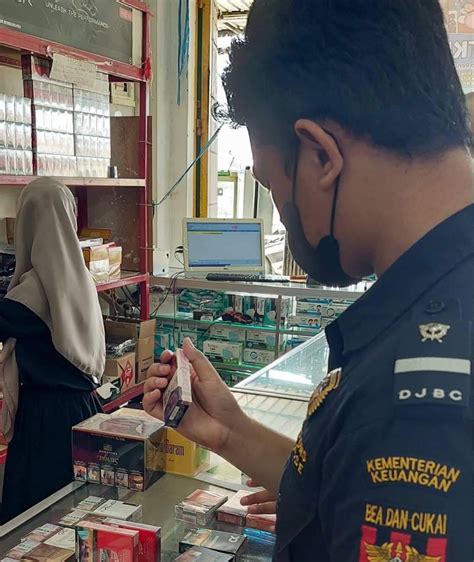 Bea Cukai Pantau Harga Rokok Di Timika Pojok Papua