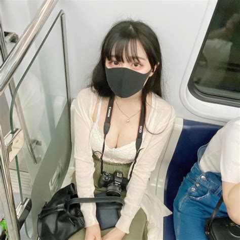 Phát hiện bị chụp lén cô nàng hot girl chẳng những không khó chịu còn tự tin nhìn thẳng lại