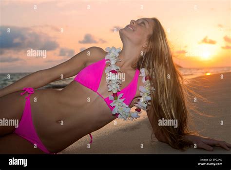 Schöne Blondine Im Bikini Am Strand Von Hawaii Stockfotografie Alamy