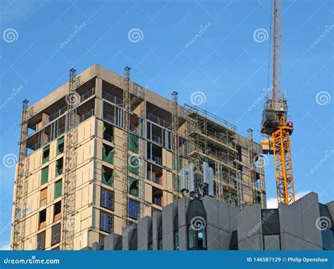 Gr A Amarillo Alto Que Trabaja En Un Edificio Concreto De La Subida