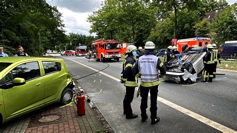 Auto überschlägt sich auf B61 Frau bei Unfall in Gütersloh schwer