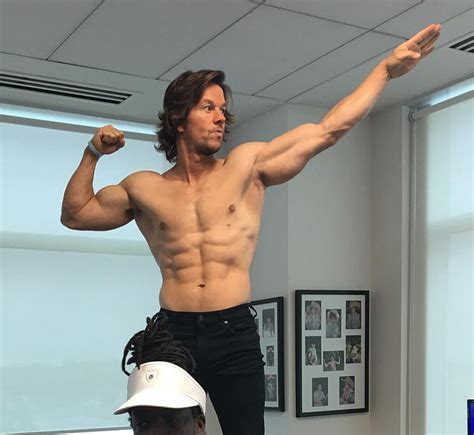 Mark Wahlberg S Fans Go Wild As Hunky Actor Shows Off His Plumber S