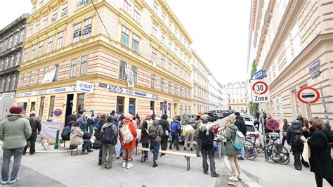 Aktivisten Besetzen Leeres Haus In Wien Alsergrund