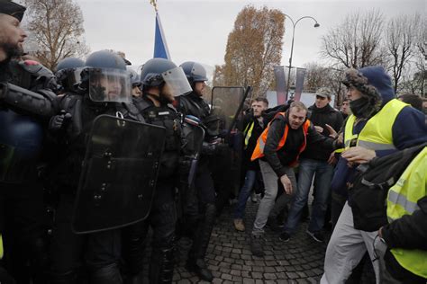 Nuova Protesta Dei Gilet Gialli A Parigi Scontri E Lacrimogeni Sugli