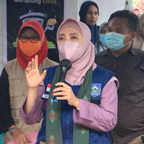 Provinsi Ntb Wagub Ntb Ummi Rohmi Nabung Di Bank Sampah Banyak