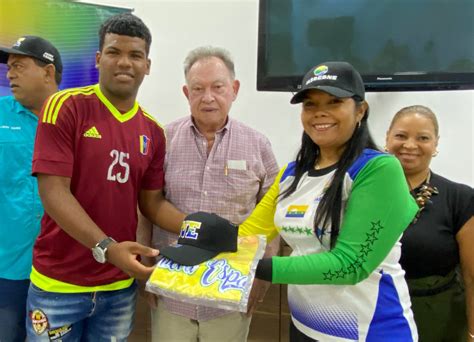 Gobernador Morel Rodr Guez Entrega Uniformes A Selecci N De B Isbol