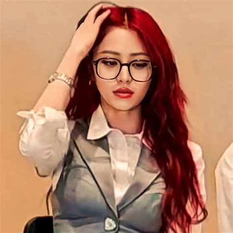 Huh Yunjin In 2024 Red Hair And Glasses Brown Hair With Blonde Highlights Red Hair Color