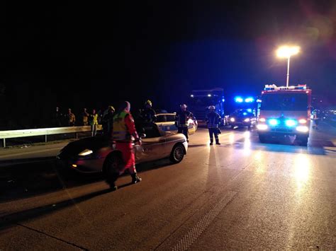 Verkehrsunfall Mit Lkw Bus Leer Freiwillige Feuerwehr Poing