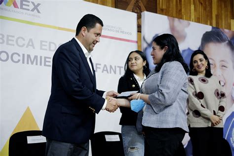 Reciben Beca Estudiantes Ganadores De La Olimpiada Del Conocimiento