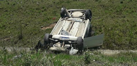 Carro Sai Da Pista E Capota Ap S Ter A Frente Cortada Por Outro Ve Culo