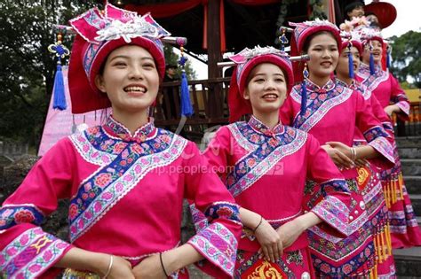 广西罗城仫佬族同胞欢庆依饭节 人民图片网