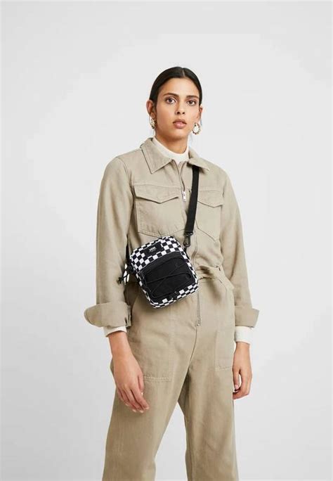 Сумка vans bail shoulder bag vn0a3i5shu0 мессенджер бананка ванс — цена ...