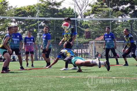 Pertandingan Bola Sundul Di Fornas Vii Foto