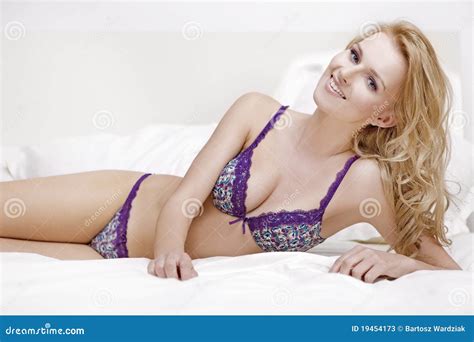 Jeune Blond Sexy Dans La Lingerie Sexy Image Stock Image Du Attrayant