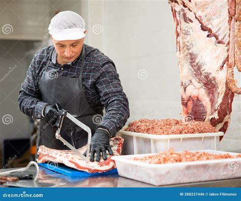 Carnicero Macho Adulto Asando Costillas De Carne Foto De Archivo