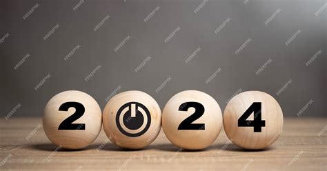 Début de la nouvelle année 2024 2024 sur boule de bois Début et début ...