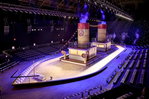 fashion week     set designer fashionista