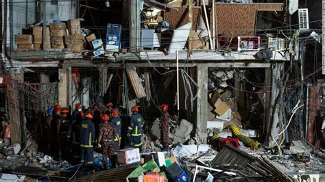 Dhaka Bangladesh Al Menos 19 Muertos Y Decenas Heridos En La