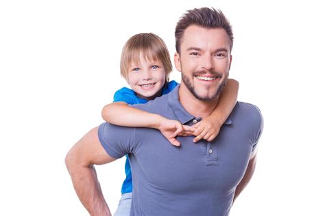 Feliz Padre E Hijo Feliz Padre Cargando A Su Hijo En La Espalda Y Sonriendo Mientras Ambos