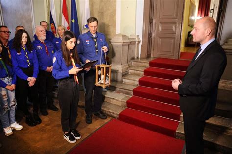 FOTO Izviđači donijeli Betlehemsko svjetlo u Osječko baranjsku županiju