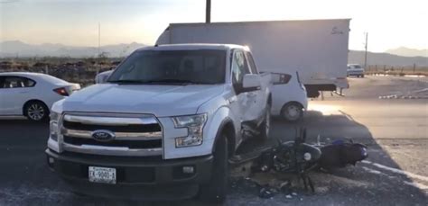 Camioneta Le Quita Derecho De Paso A Motociclista Y Se Estampa En