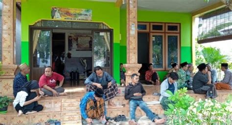 Warga Gresik Baru Lulus Unisma Jadi Korban Tragedi Kanjuruhan Poskota