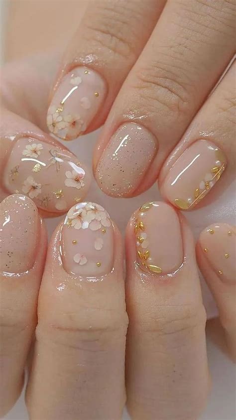 Stunning Gold Nail Inspo To Copy For Your Next Manicure Gold Nails