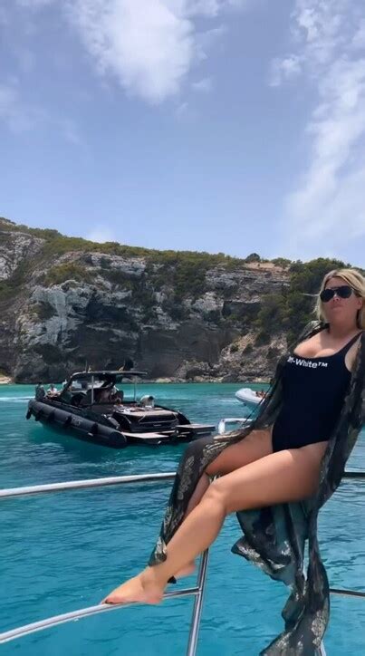 Wanda Nara Che Vacanza Hot Dopo Il Bacio Rubato Si Mette Nuda Tra Gli Scogli