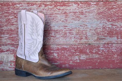 Botas De Vaqueiro Cor De Rosa Na Placa Vermelha Do Celeiro Foto De