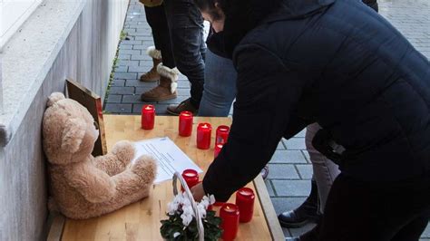 Frankfurt Junge Stirbt Bei Kita Unfall Entsetzen Und Trauer