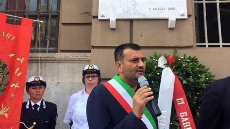 Una Corona D Alloro In Memoria Delle Vittime Della Strage Di Bologna