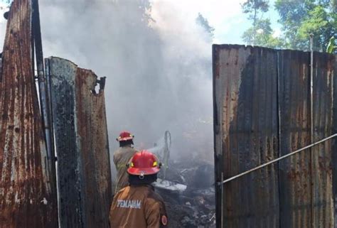 Puntung Rokok Diduga Jadi Penyebab Kebakaran Gudang Barang Rongsokan Di