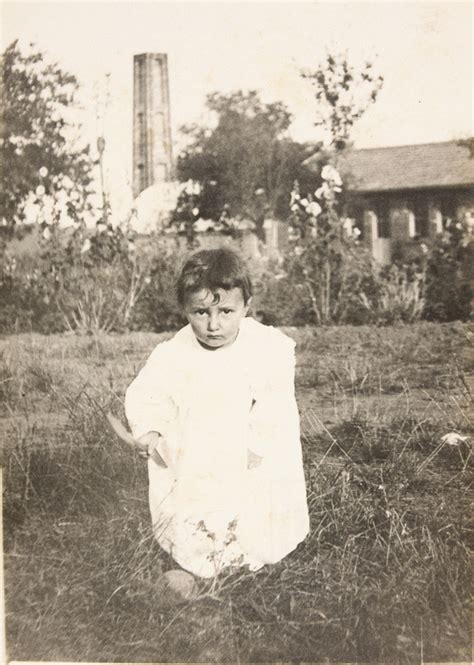 Pierre dans le jardin derrière lui la cheminée du four d Armentières