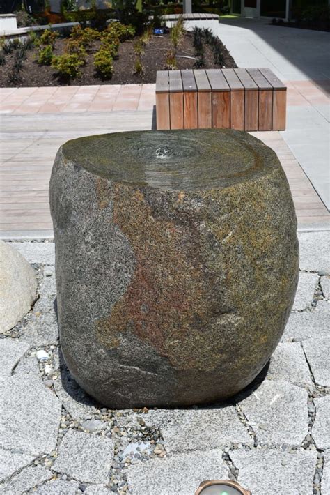 Granite Boulder Fountain | Cascade Stoneworks