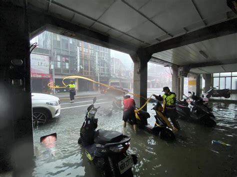 醫院就在眼前！醫趕開刀淹水到不了急壞 暖警霸氣開車「渡河」護駕 生活 中時新聞網