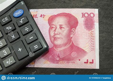 Macromacro Y Calculadora De Billetes De Yuan Chino Fondo Negro Concepto