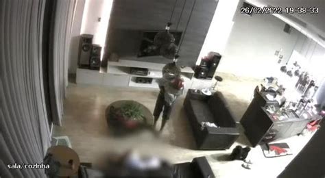 Vídeo Criminosos armados ameaçam família durante assalto Mato Grosso