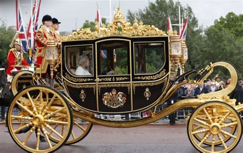 Charles Iii F Hrt Mit Quietschender Holzkutsche Zur Kr Nung Nau Ch