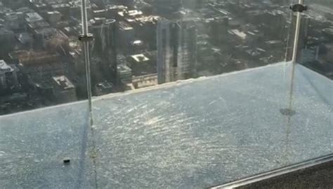 Willis Tower 103-storey glass SkyDeck floor cracks in Chicago