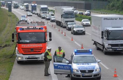 Fotostrecke Laster umgekippt Schweinehälften blockieren A 8