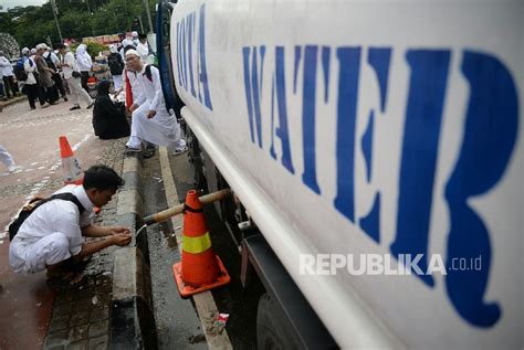 Peserta Aksi Mengambil Air Wudhu Dari Mobil Tangki Republika Online