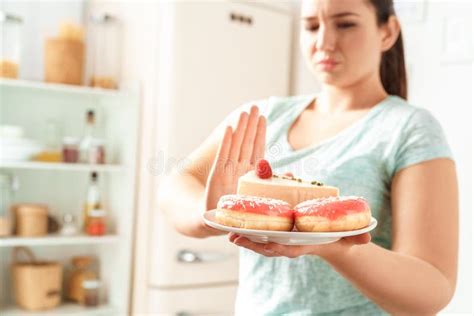 Cuidado Corporal Chica Chubby Parada En La Cocina Sosteniendo El Plato