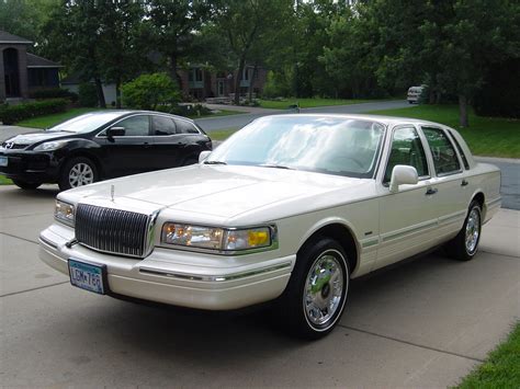 Big80sclassic 1997 Lincoln Town Car Specs Photos Modification Info At Cardomain