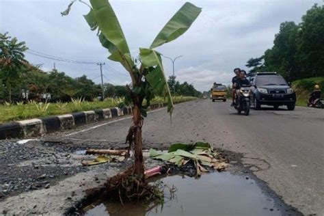 JK Jalan Di Lampung Rusak Jadi Viral Di Sisi Lain Kita Bangga Bangun